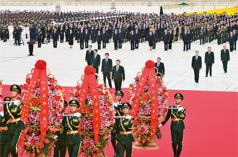 2021年9月30日上午，黨和國家領(lǐng)導(dǎo)人習(xí)近平、李克強、栗戰(zhàn)書、汪洋、王滬寧、趙樂際、韓正、王岐山等來到北京天安門廣場，出席烈士紀(jì)念日向人民英雄敬獻花籃儀式。 新華社記者 張領(lǐng)/攝