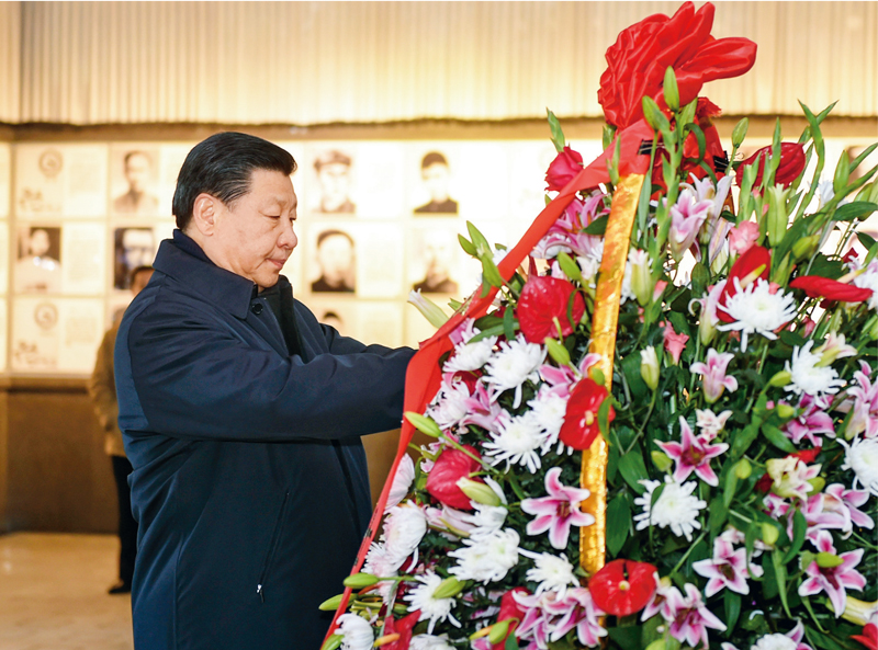 2016年2月1日至3日，中共中央總書記、國家主席、中央軍委主席習(xí)近平來到江西，看望慰問廣大干部群眾和駐贛部隊。這是2月2日，習(xí)近平在井岡山革命烈士陵園向革命烈士敬獻花籃。 新華社記者 謝環(huán)馳/攝