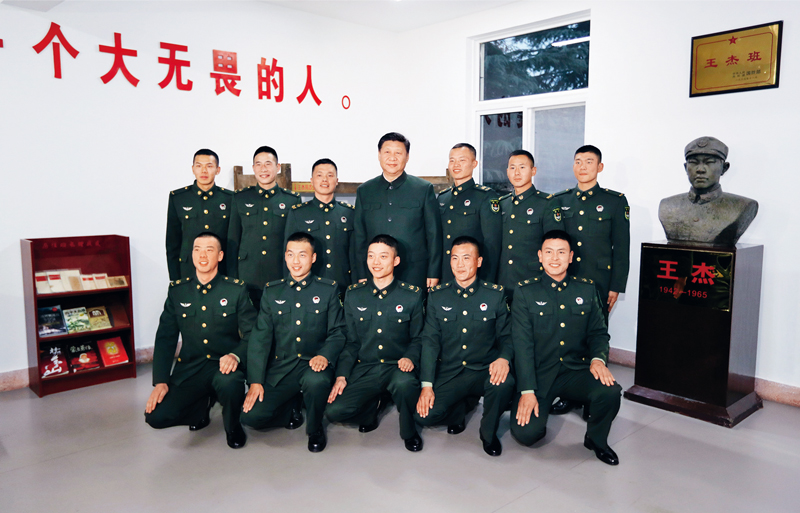 2017年12月13日，中共中央總書記、國家主席、中央軍委主席習(xí)近平到第71集團軍視察。這是習(xí)近平同“王杰班”戰(zhàn)士合影。 新華社記者 李剛/攝