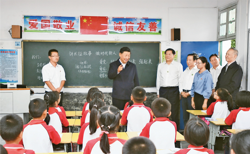 2020年9月16日至18日，中共中央總書記、國家主席、中央軍委主席習(xí)近平在湖南考察。這是16日下午，習(xí)近平在郴州市汝城縣文明瑤族鄉(xiāng)第一片小學(xué)，同正在上思政課的同學(xué)們親切交流。 新華社記者 謝環(huán)馳/攝