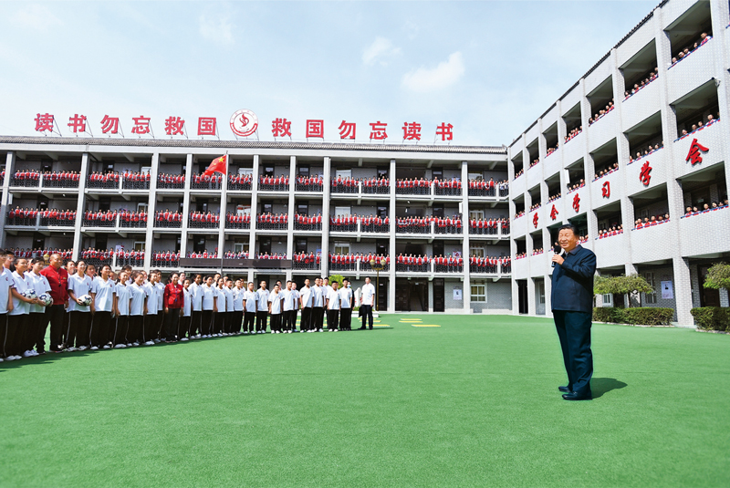 2021年9月13日至14日，中共中央總書記、國家主席、中央軍委主席習(xí)近平在陜西省榆林市考察。這是14日上午，習(xí)近平在綏德實驗中學(xué)考察時，同師生親切交流。 新華社記者 謝環(huán)馳/攝